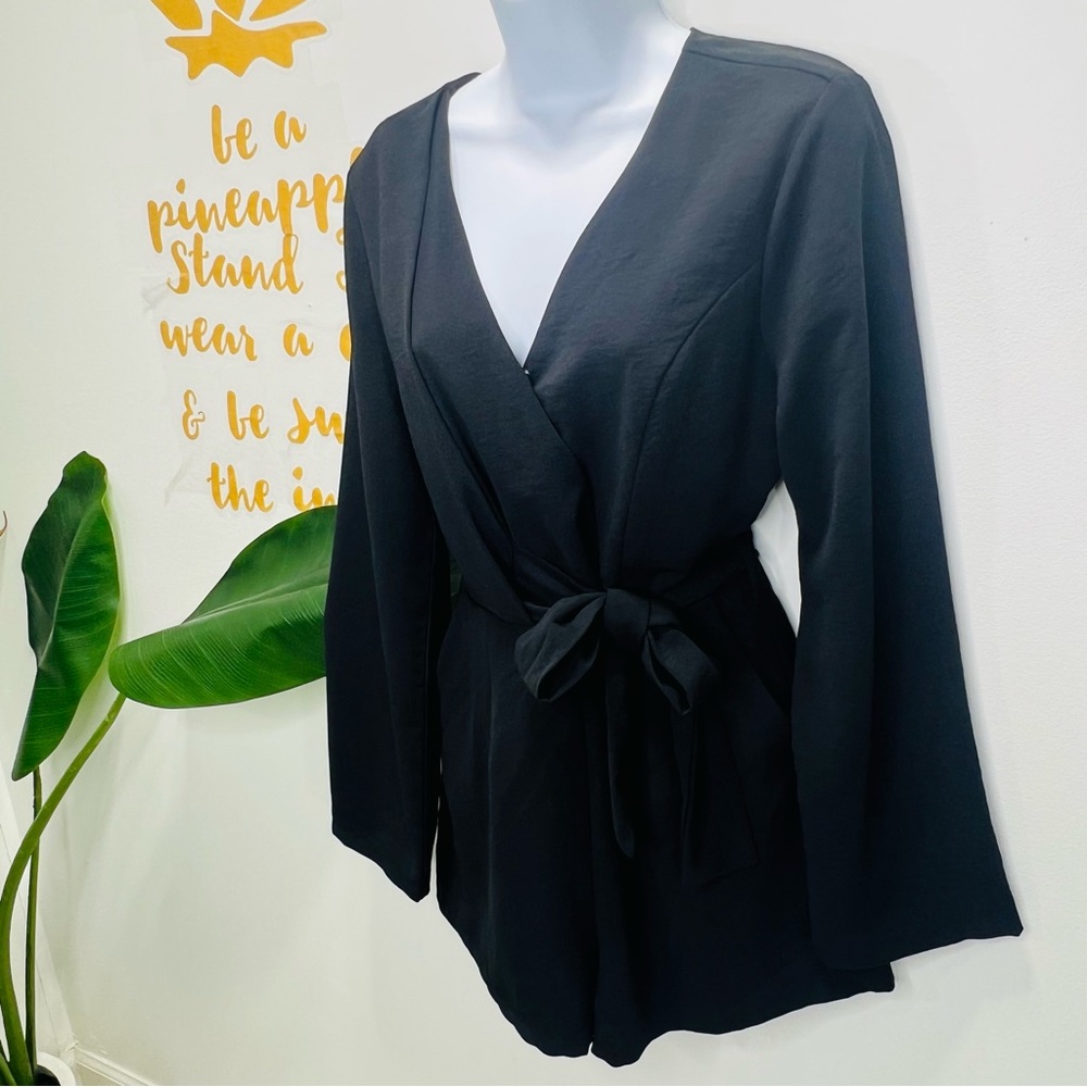 VERY J Solid Black Deep V-Neck Short Romper Long Sleeves Size Medium - Picture 3 of 10